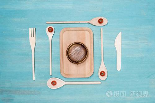 木制切菜板,厨房用具,樱桃西红柿在桌子上的顶视图
